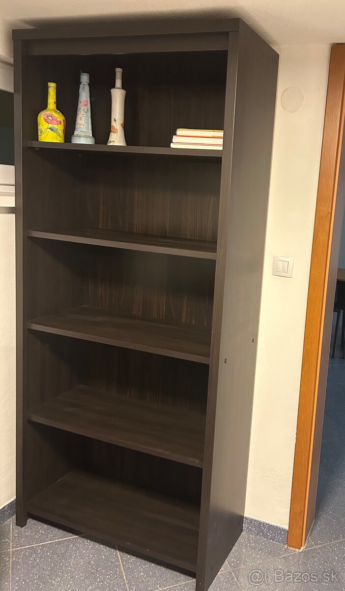 Elegantný policový regál