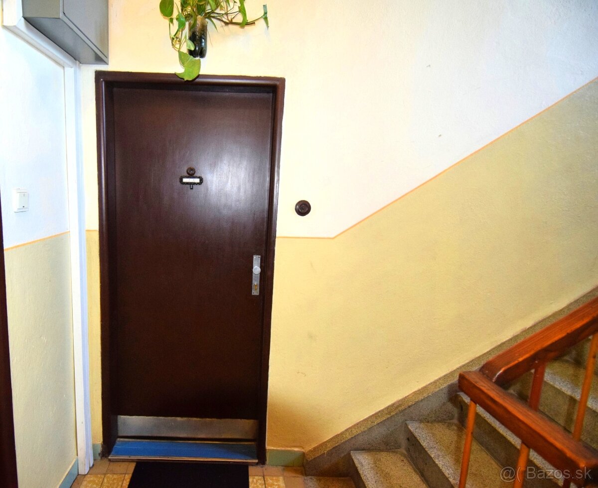 Na predaj dvojizbový byt s balkónom. + garáž.