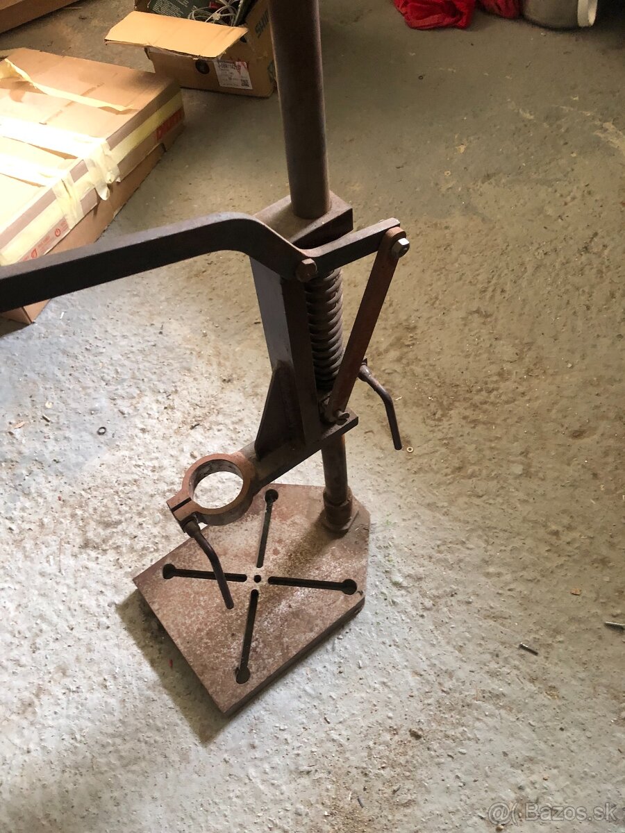 Stojan na vrtacku