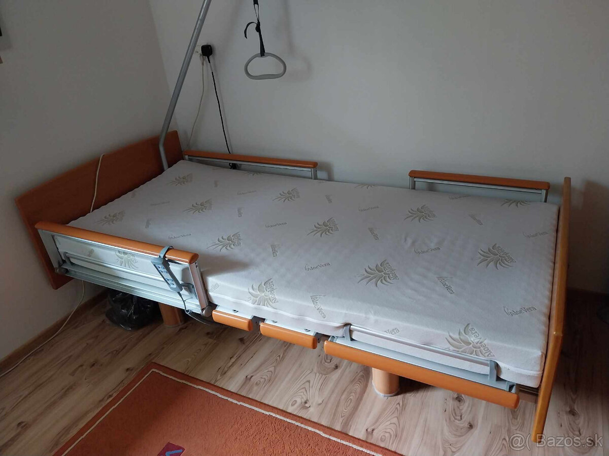 Elektrická polohovatelná posteľ.