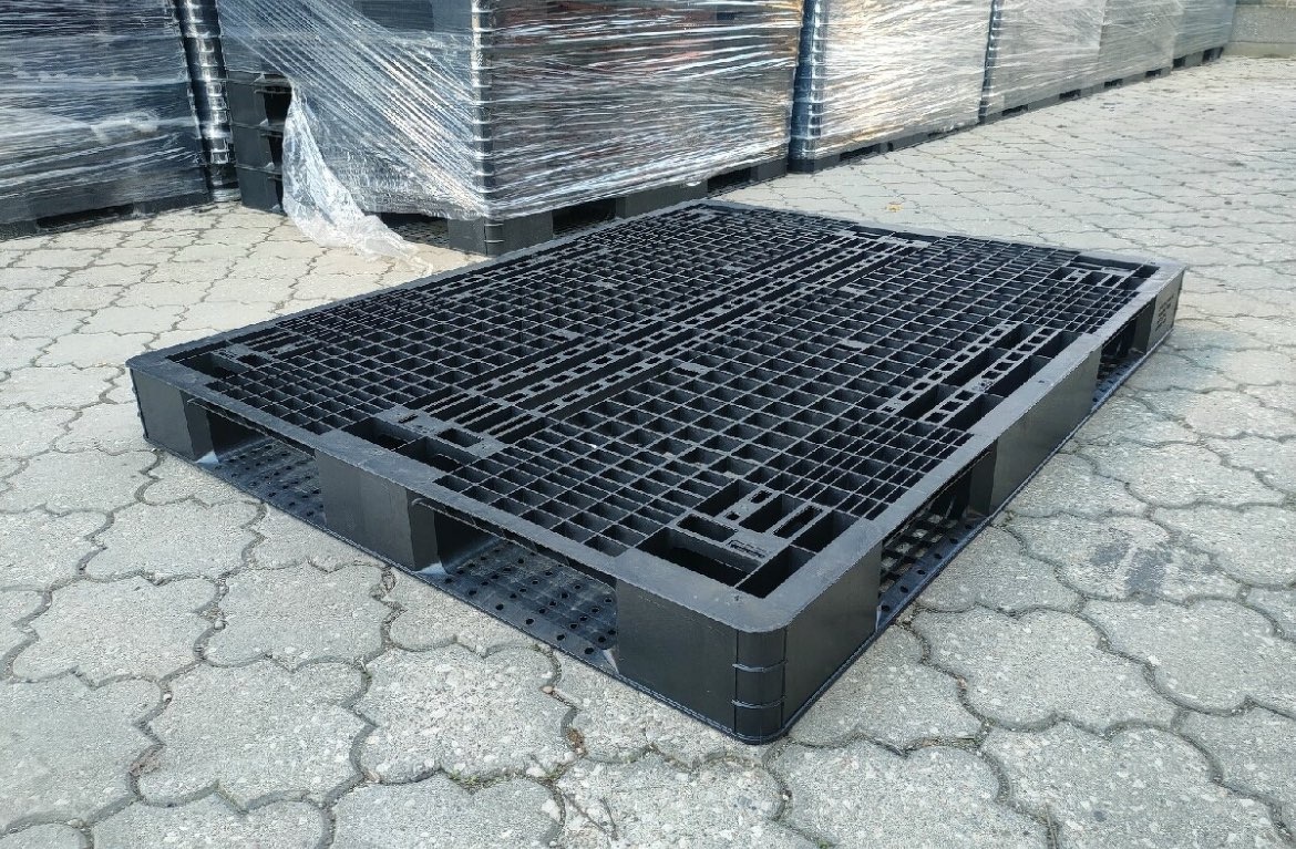 Palety plastové 148 x 114 cm kúpim.