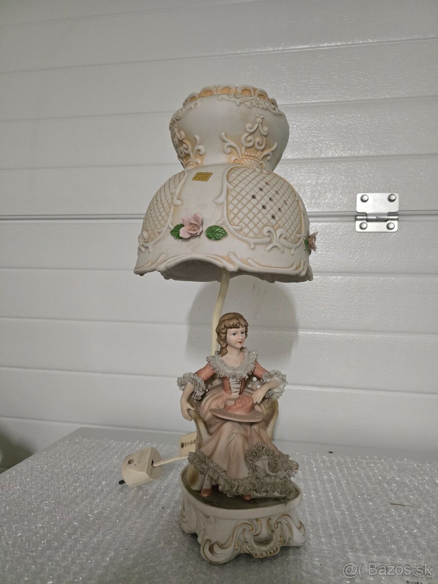 Krasna stolná lampa