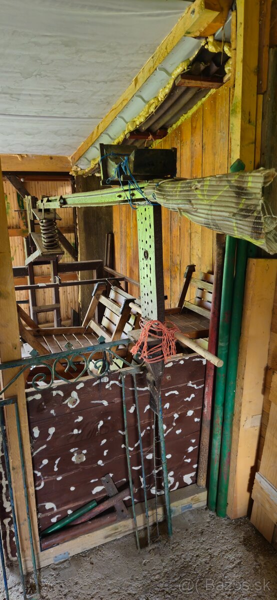 Doma vyrobena kalacka na drevo s pomocnou pruzinou