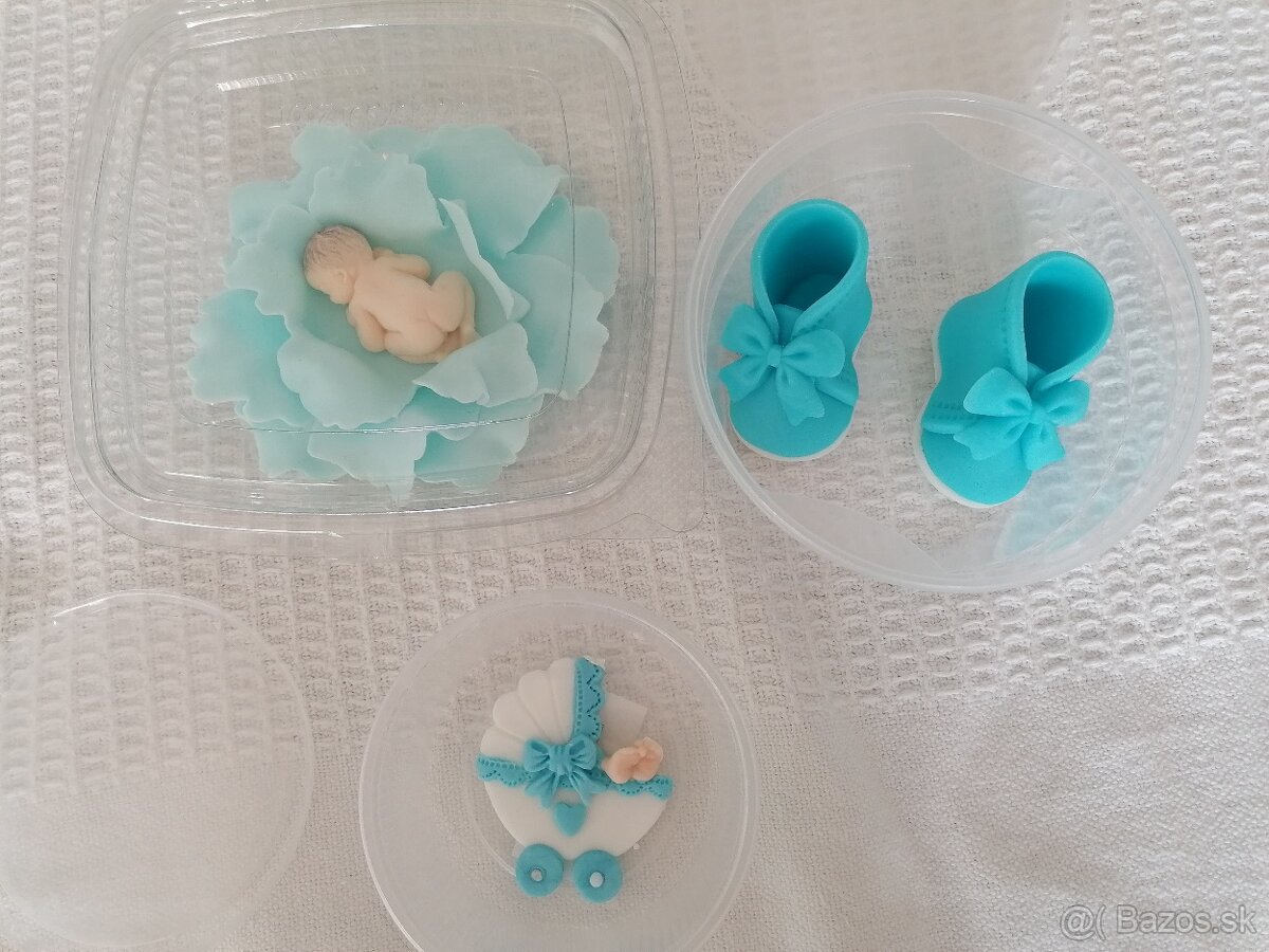 Kočik, dieťa, topánočky z cukru na tortu, ozdoby