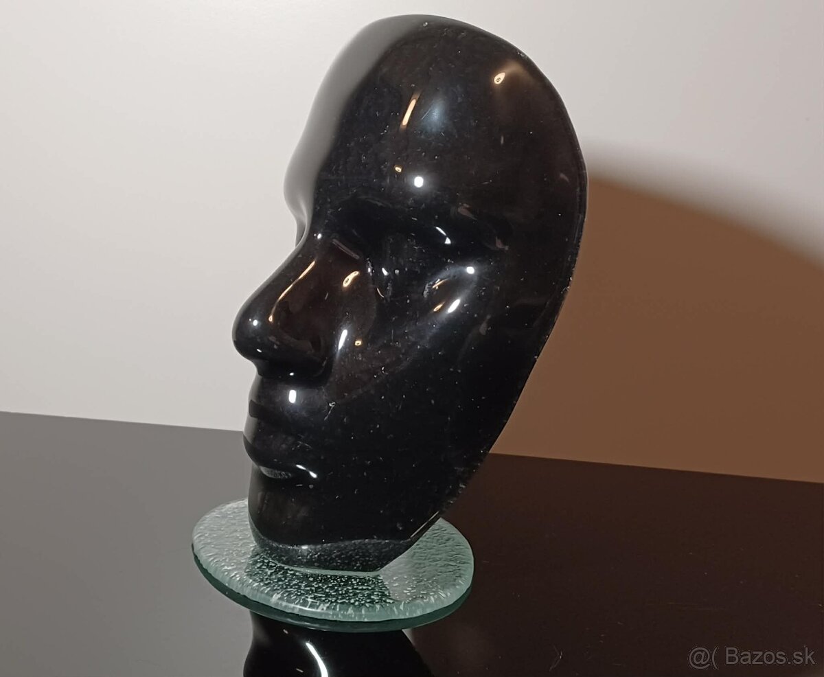 Zaujímavá sklenená plastika tvár