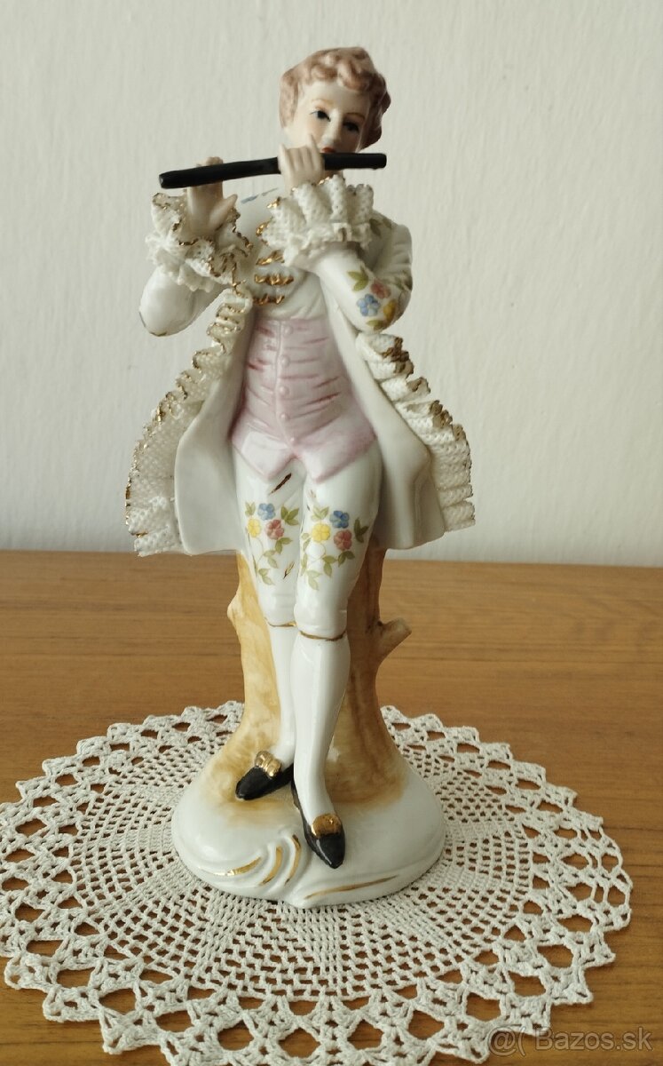 Starožitná porcelánová soška