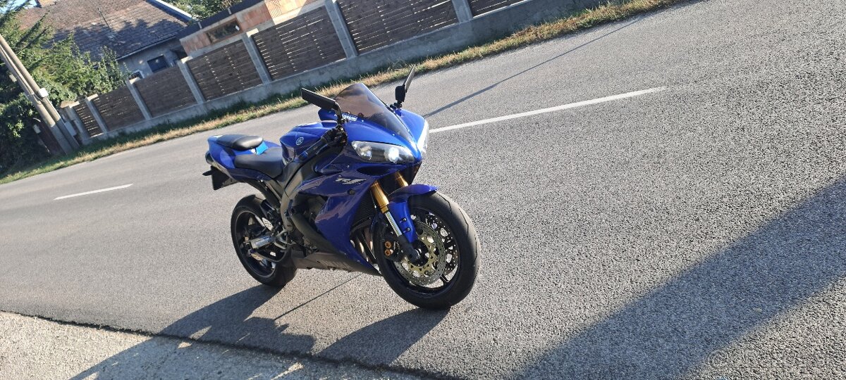 YAMAHA R1