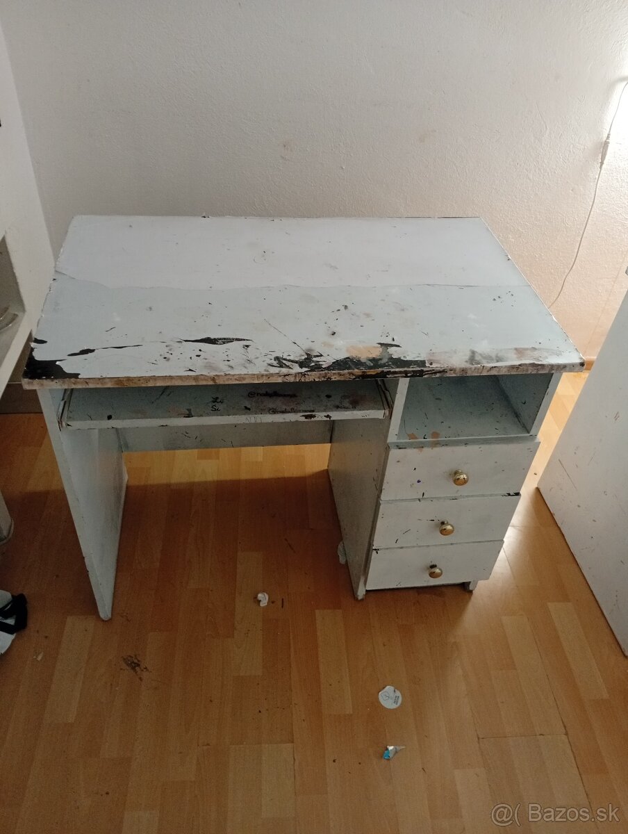Darujem písacie stoly
