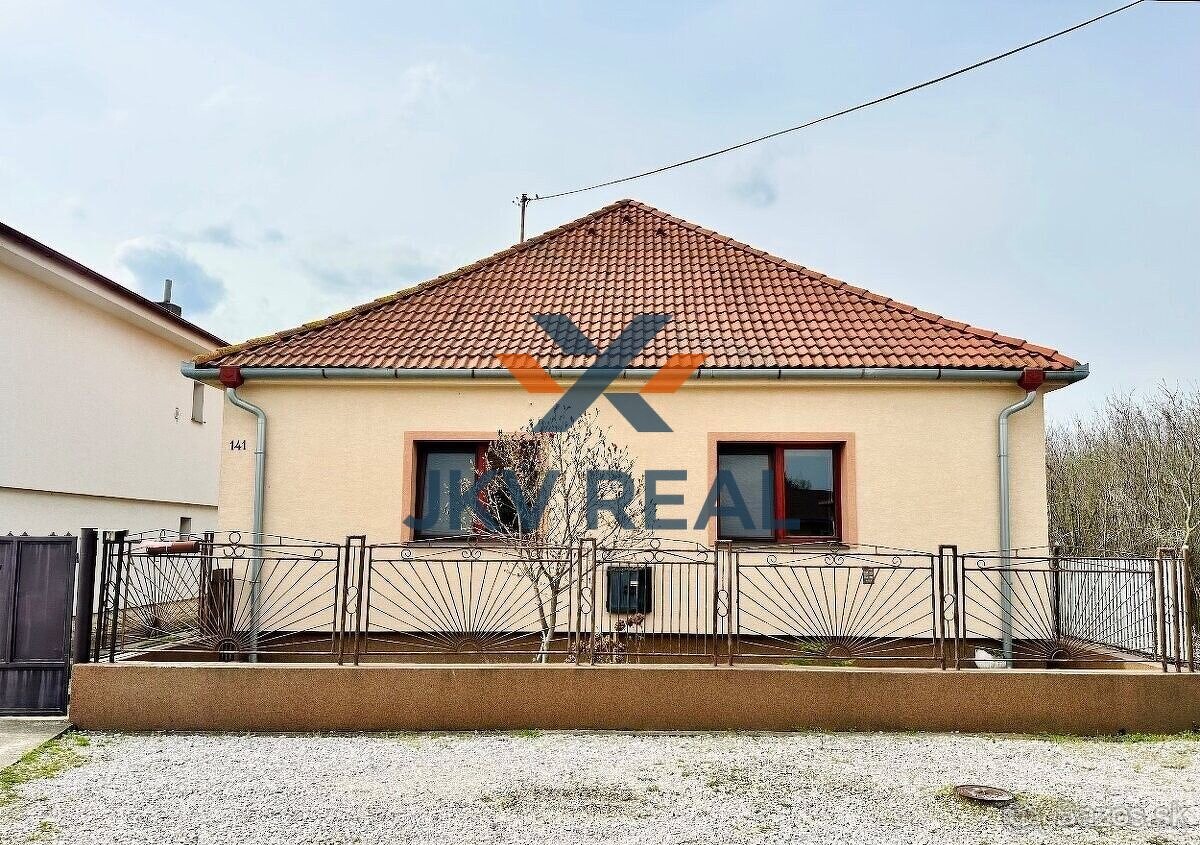 Na predaj: Priestranný 5-izbový rodinný dom v obci Gáň