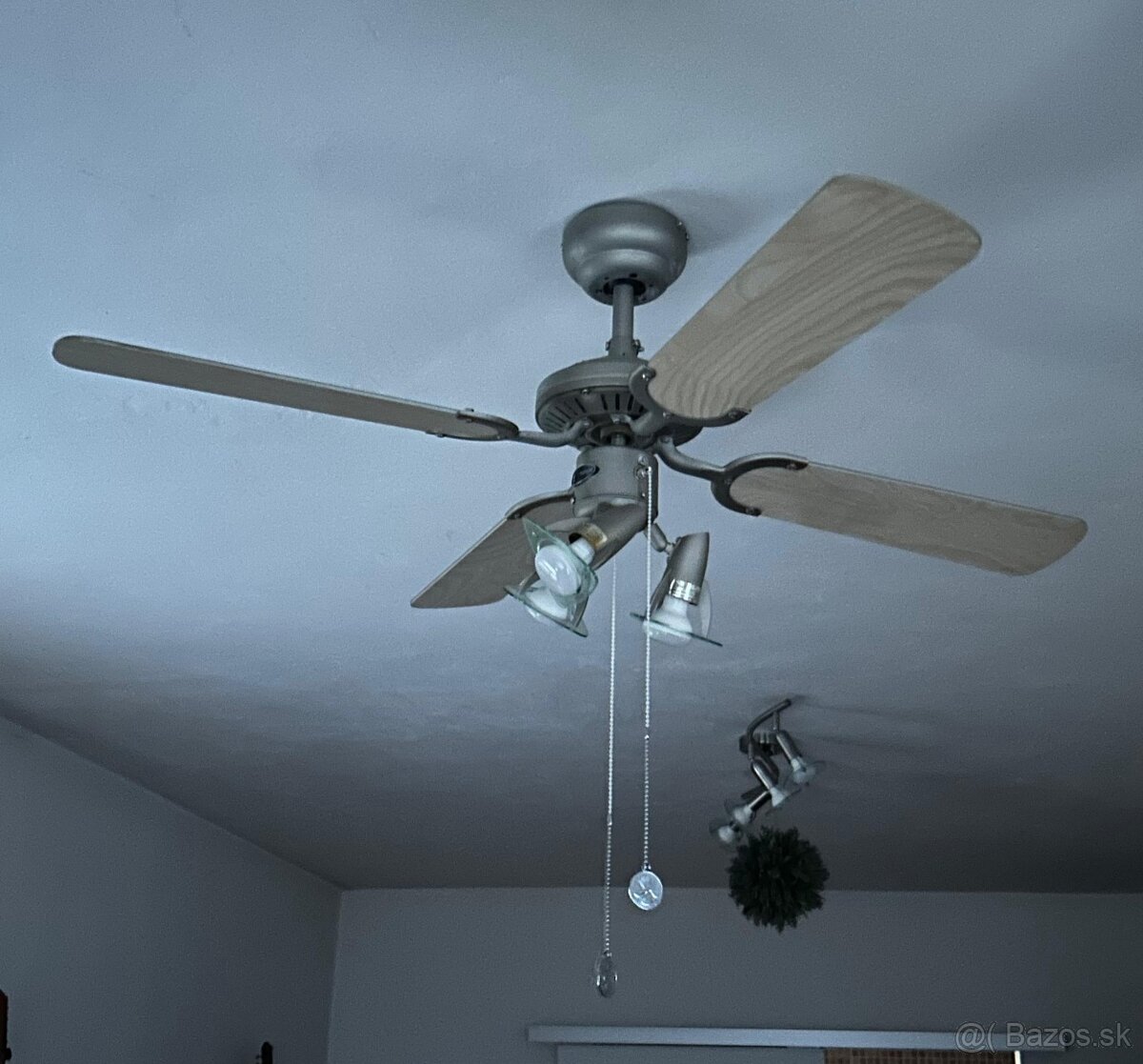 Stropný ventilátor so svetlom