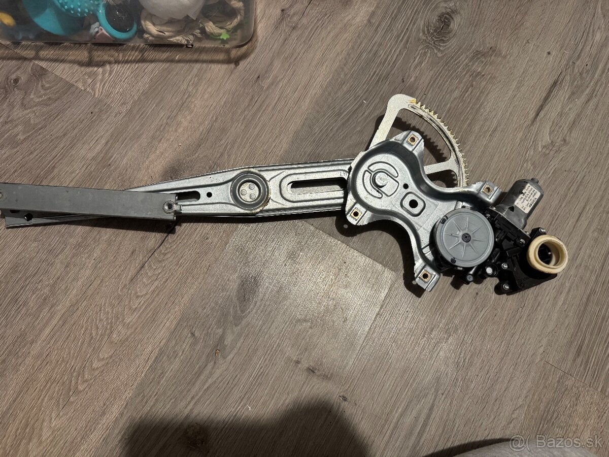 Mechanizmus ľavého predného okna Toyota Auris 2