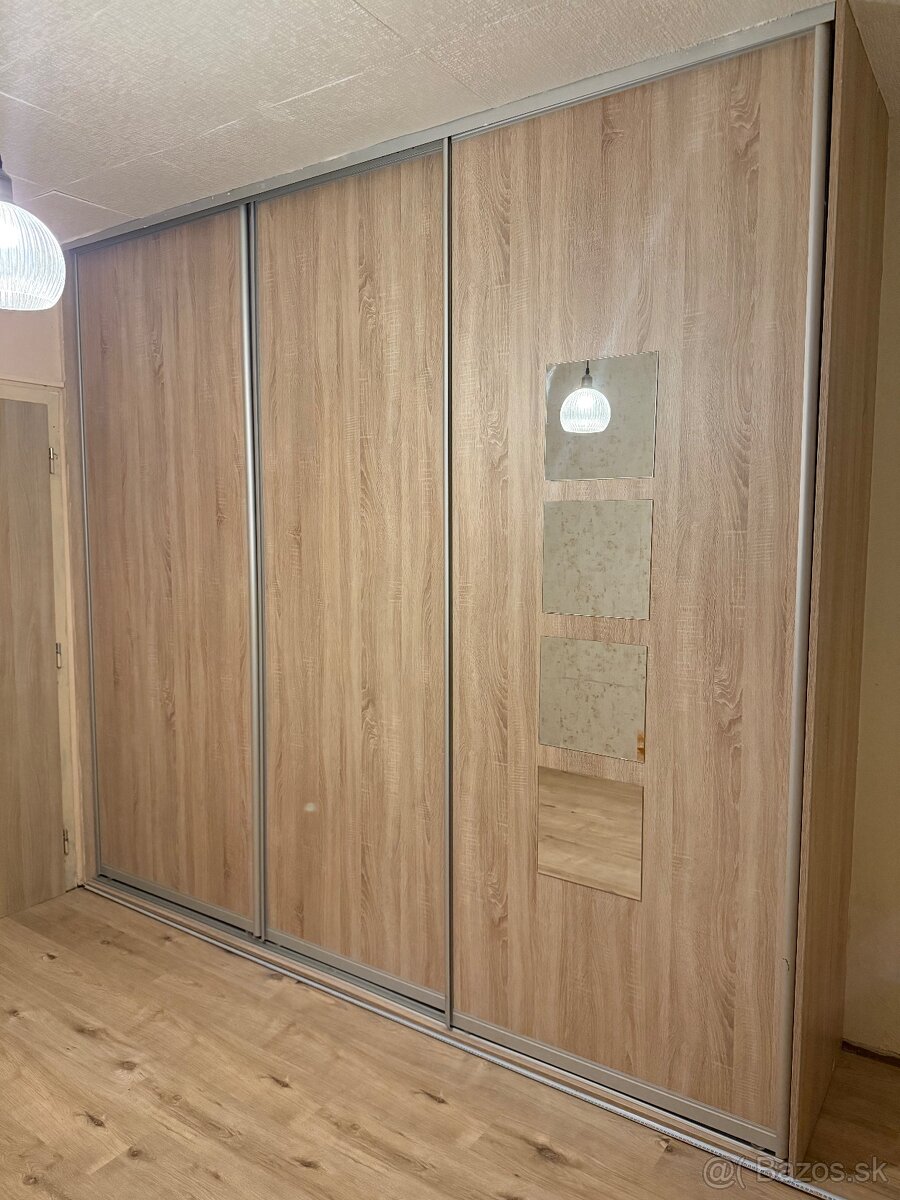 Predám vstavanú skriňu s posuvnými dverami – 285 × 62 × 260