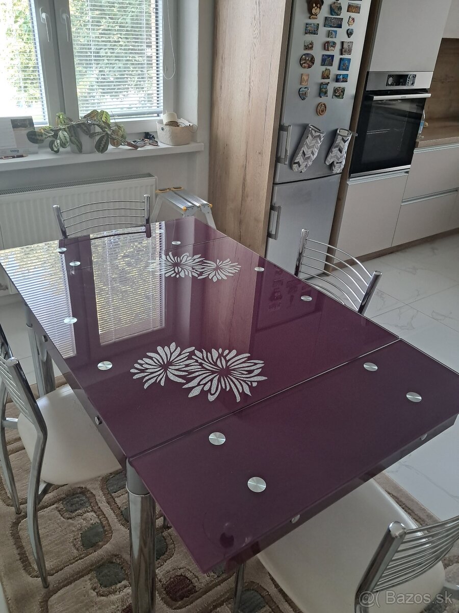 Jedalensky stol so stolickami