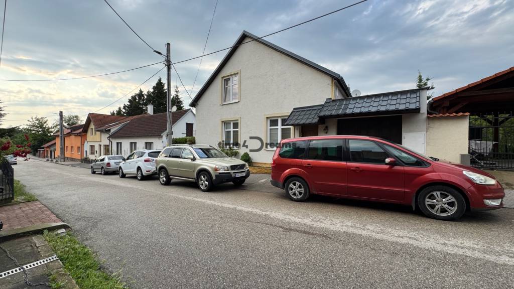 NA PREDAJ rodinný dom v Bratislave časť Devínska Nová Ves