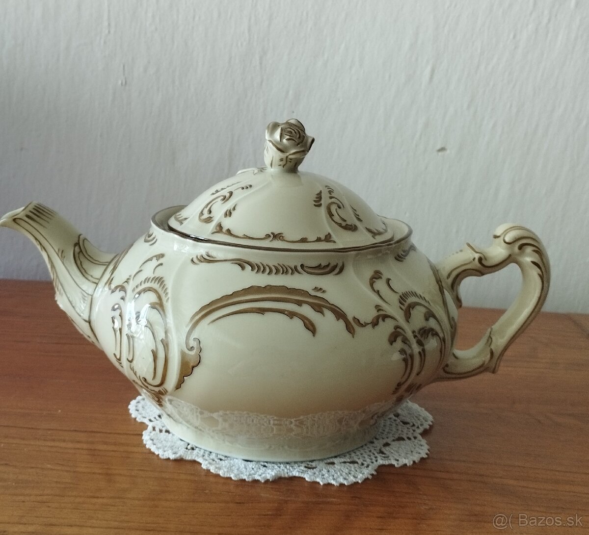 Starožitná porcelánová kanvica-Horný Slavkov
