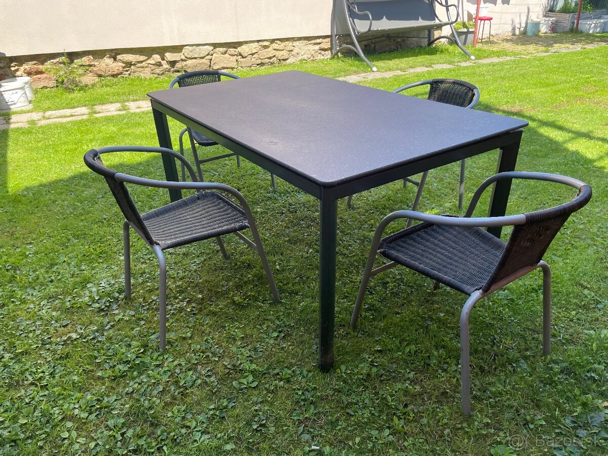 Záhradný stôl so stoličkami