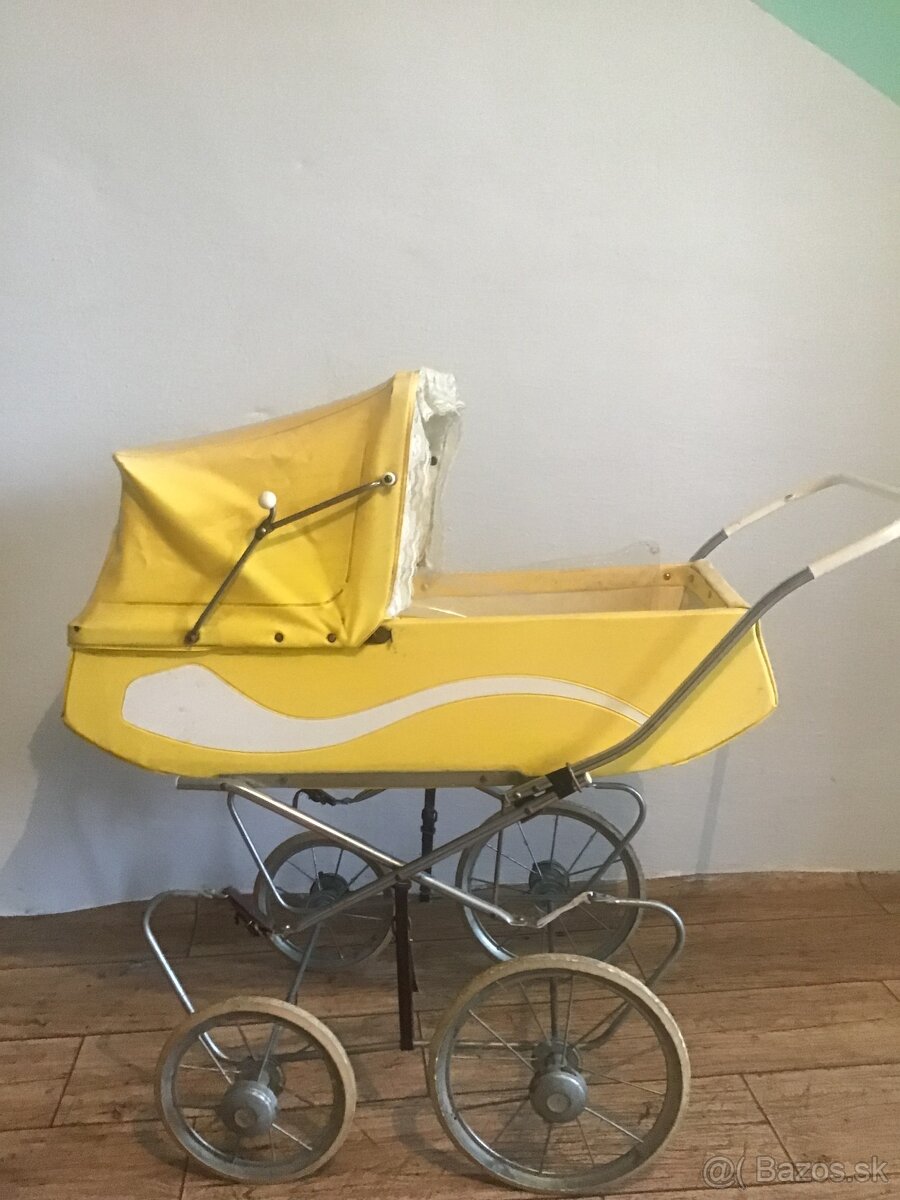STARý žLTý KOčíK PRE BáBIKY