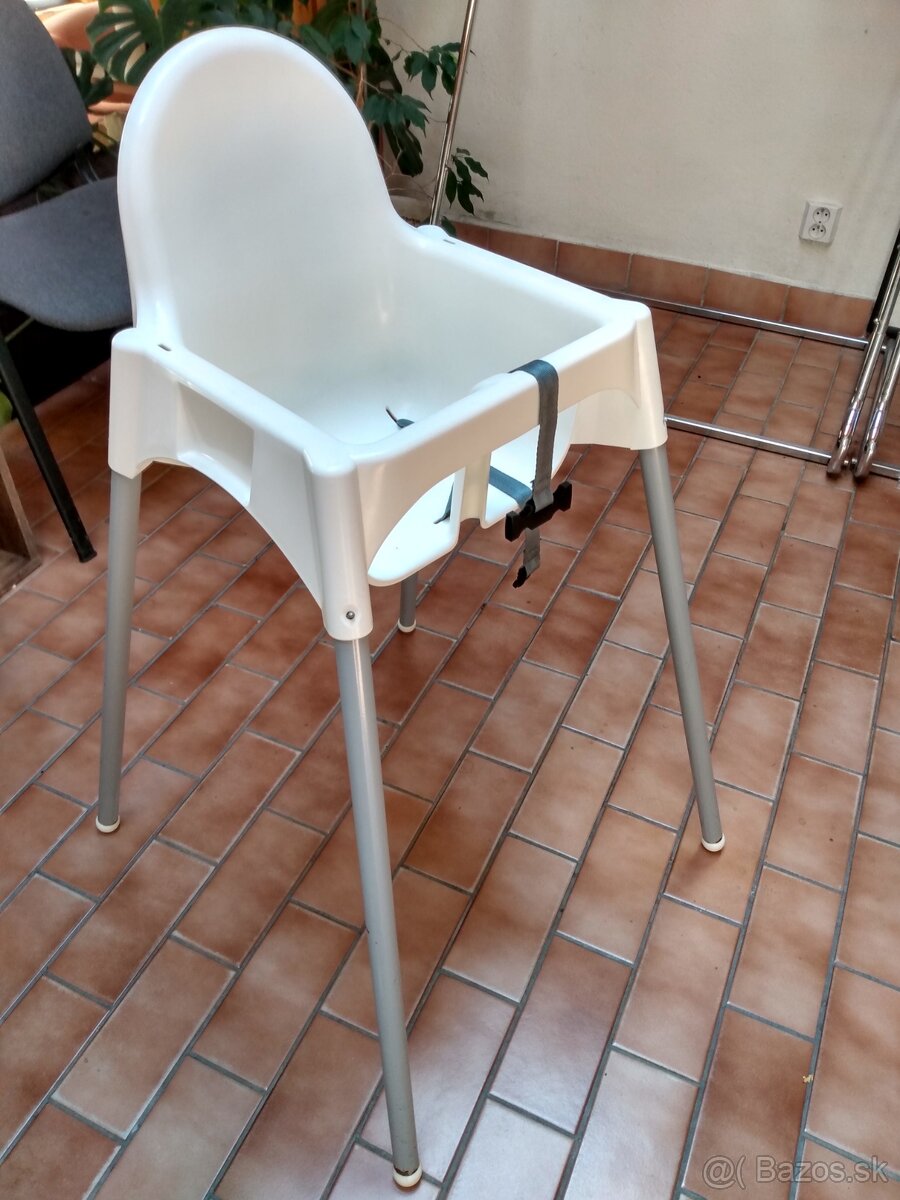 Vysoká stolička k stolu