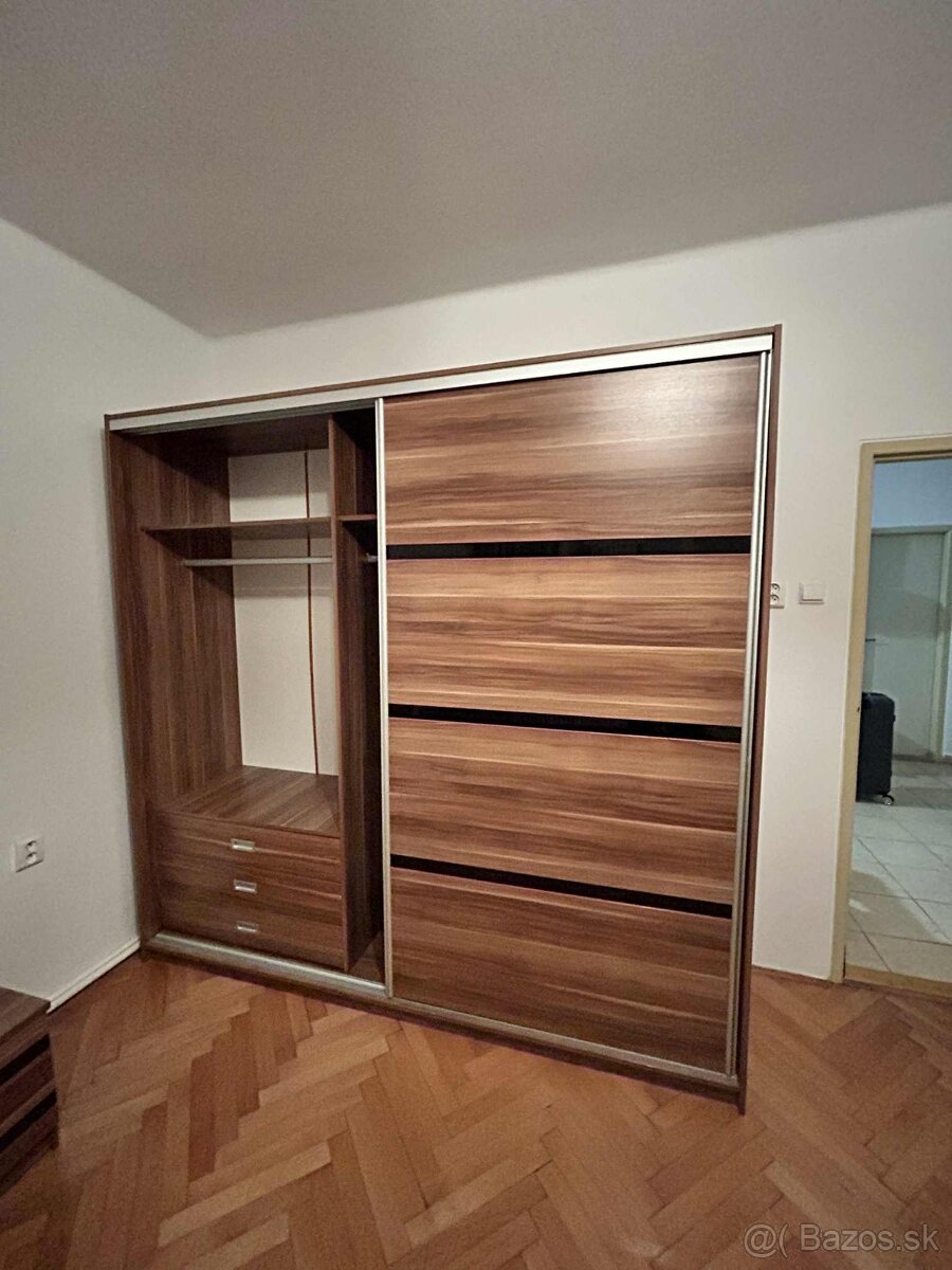 Predám šatnikovú skriňu