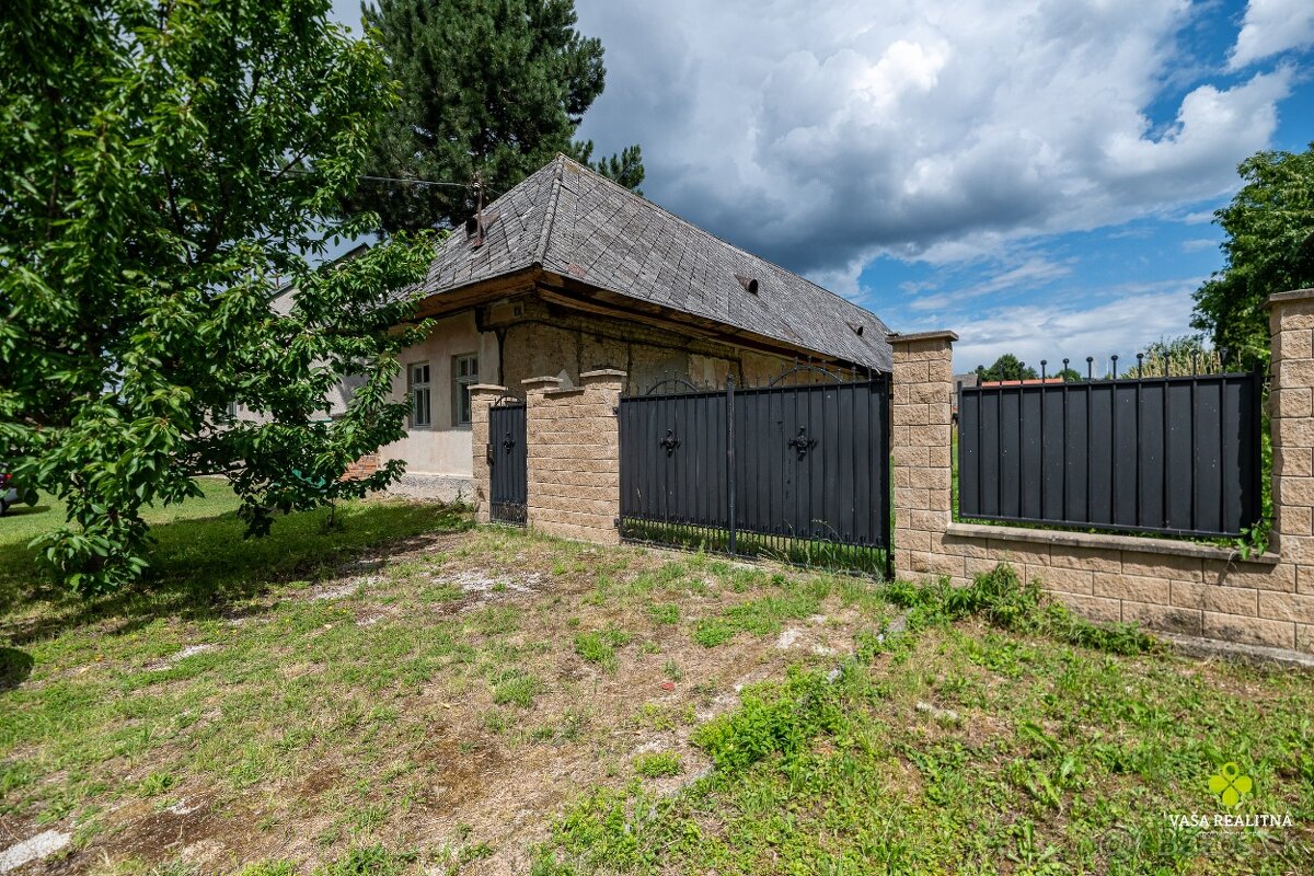 KRÁSNY POZEMOK SO STARŠÍM RODINNÝM DOMOM - POLUVSIE