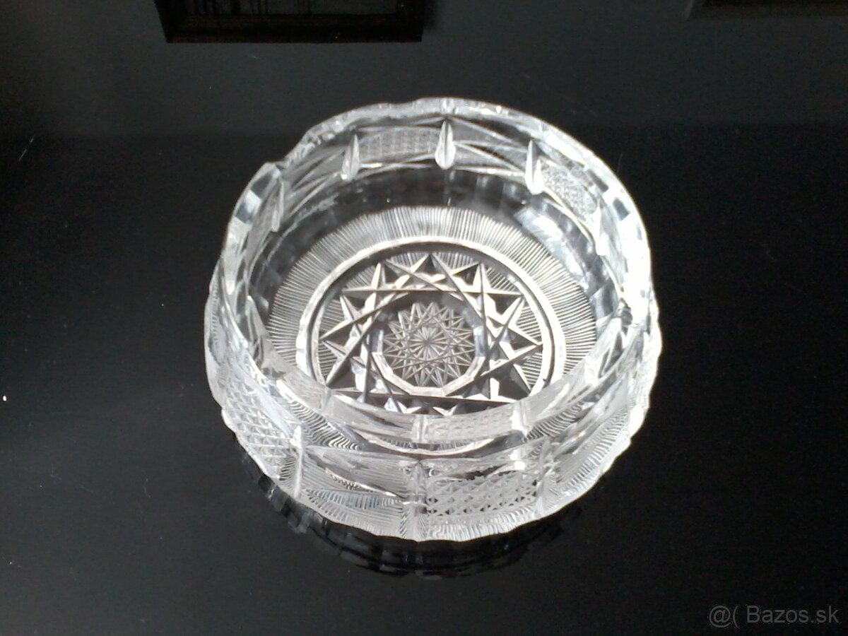 krištálový popolník a kazeta