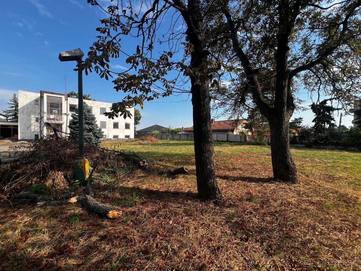 NA PREDAJ AREÁL 6350 M2 S VIACPODLAŽNOU BUDOVOU V HUBICIACH