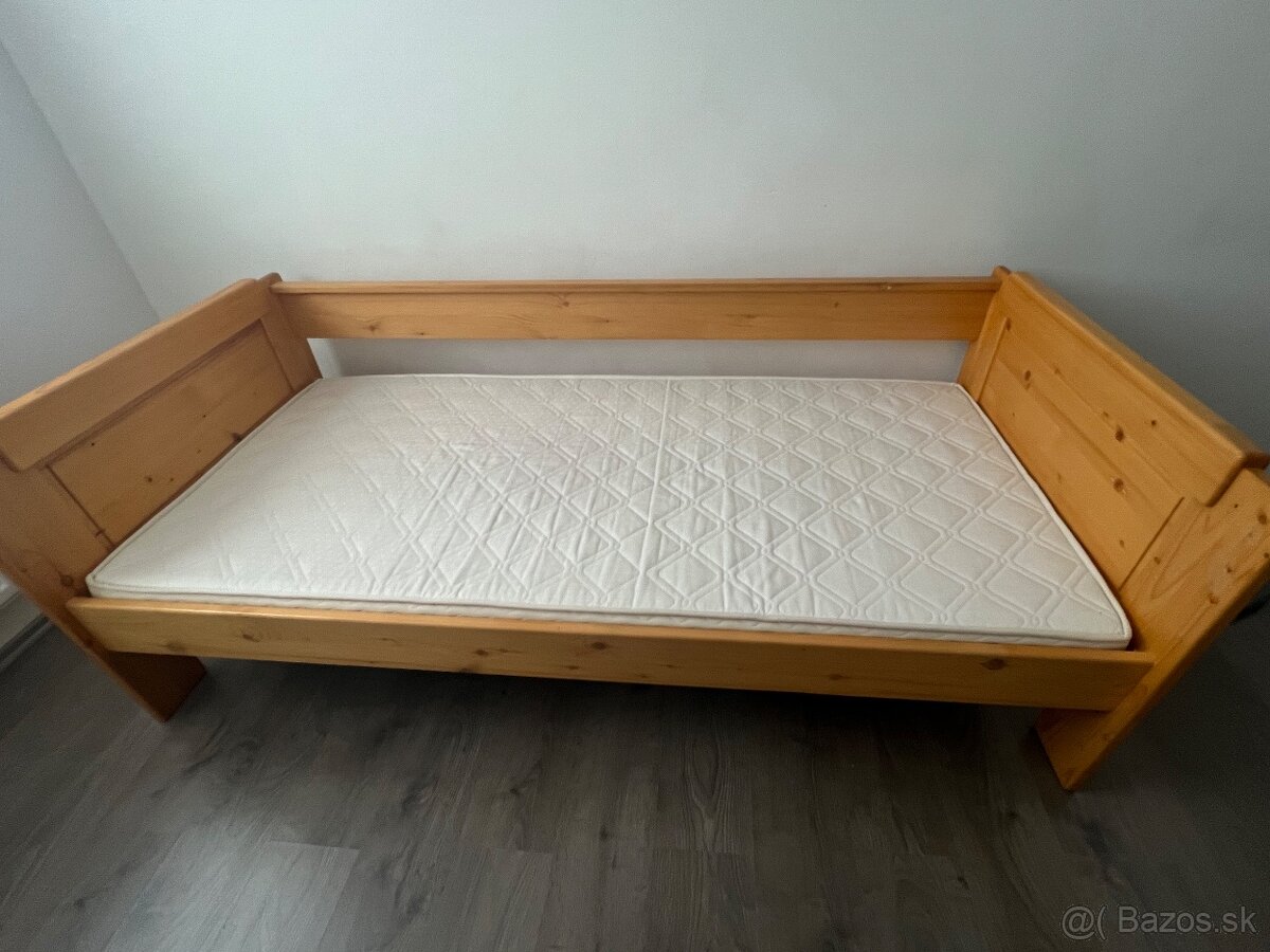 Posteľ masív