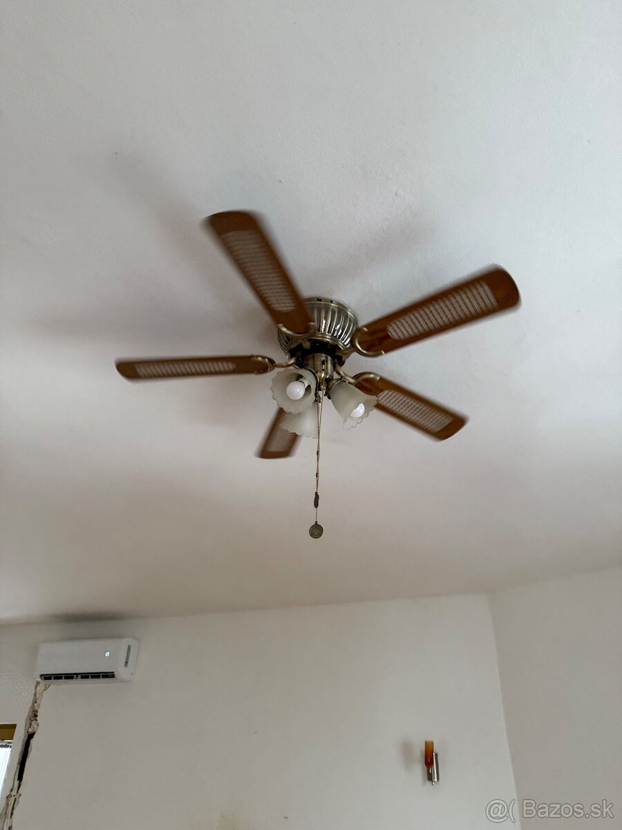 Stropny ventilator s osvetlenim