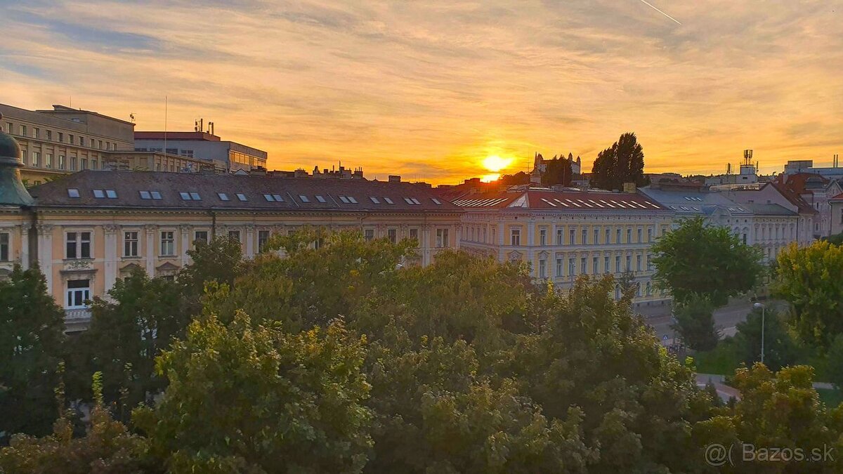 Exkluzívny 4-izbový byt v secesnom dome s výťahom – Šafáriko