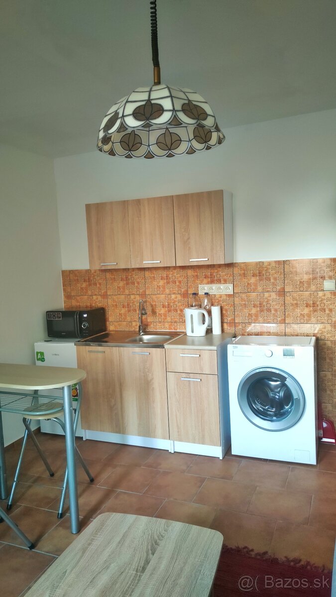 Garsónka s balkónom, Nové Zámky