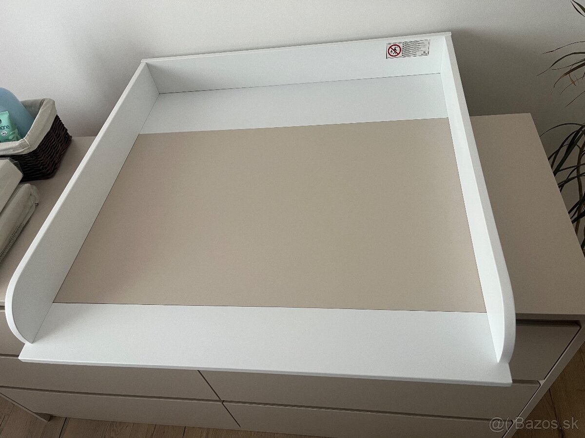 Prebaľovací pultík na komodu biely