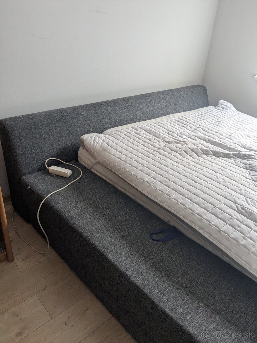 Čalúnená posteľ s matracom