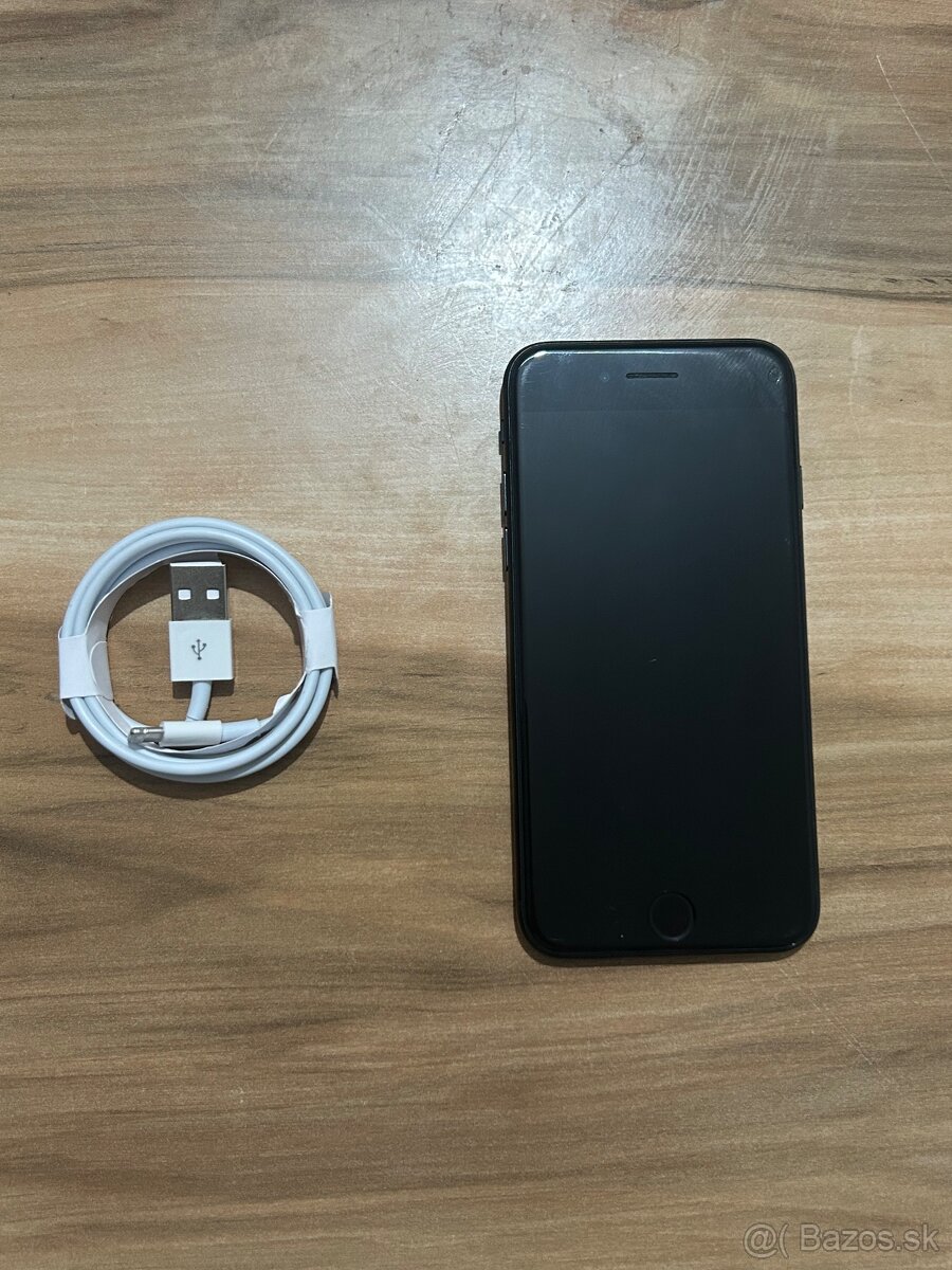 Predám Apple iPhone SE 2022 64GB Čierny Minimálne Známky
