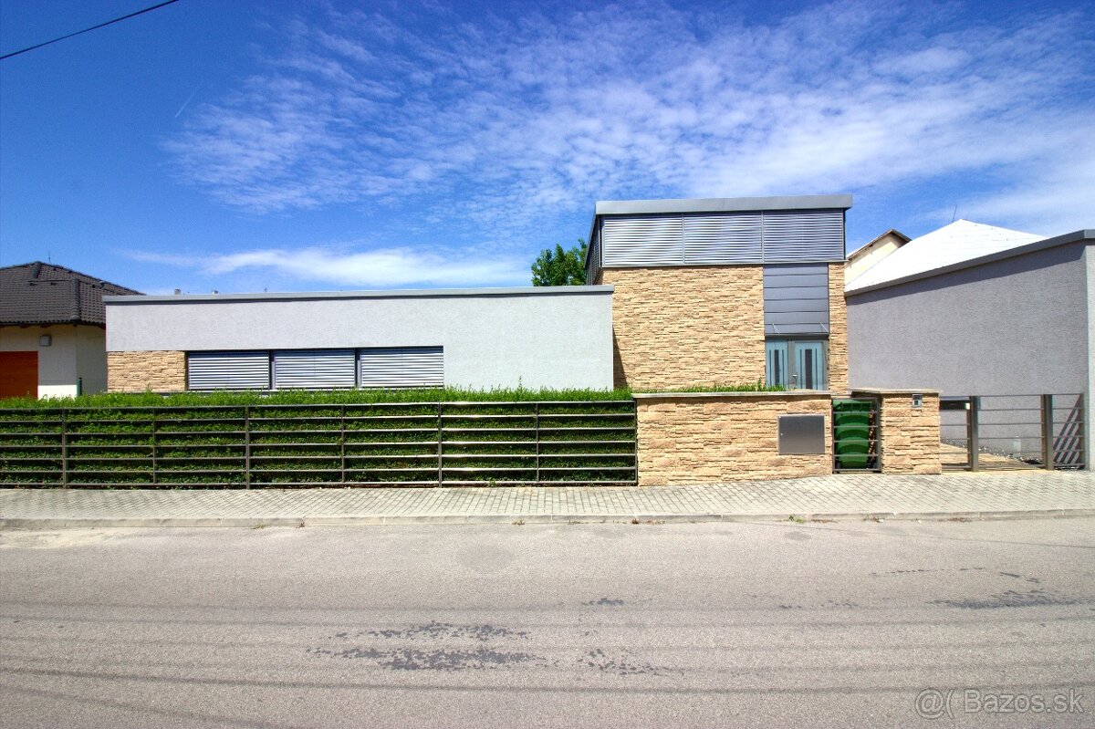 Predaj exkluzívneho viladomu 360m2, Nové Mesto n/V