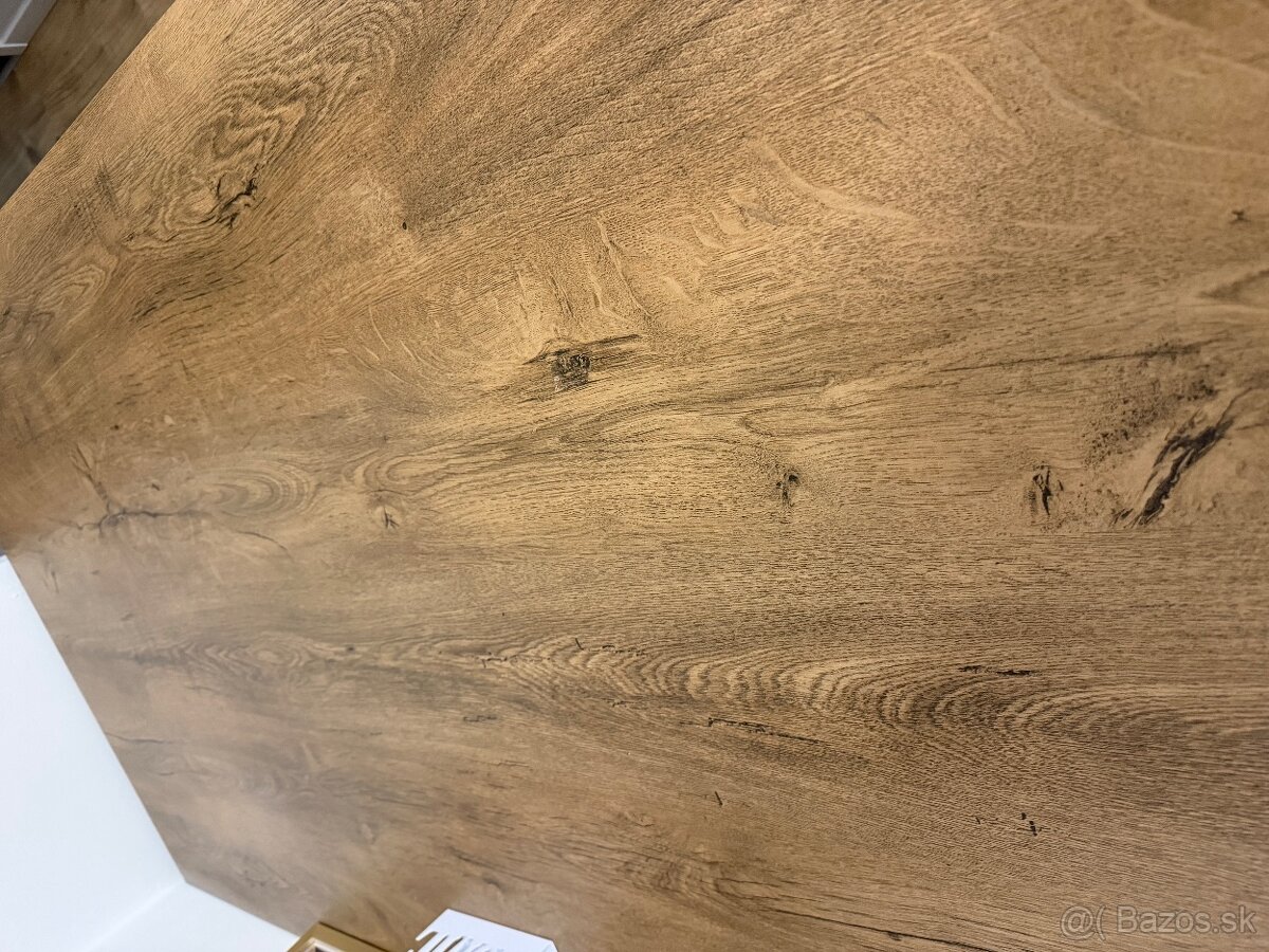 Jedálenský stôl so stoličkami.