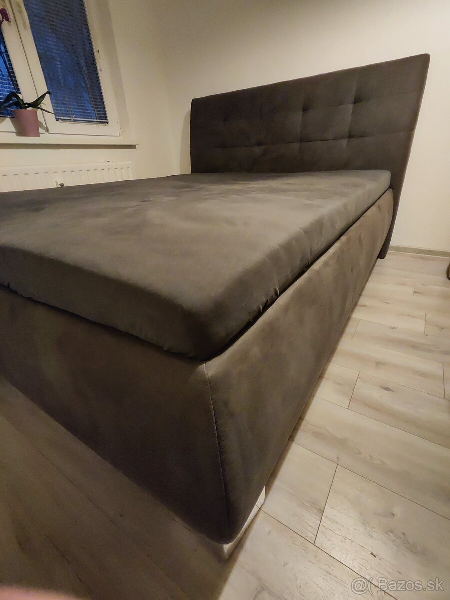 Predám manželskú posteľ 160×200 cm s roštami a matracmi