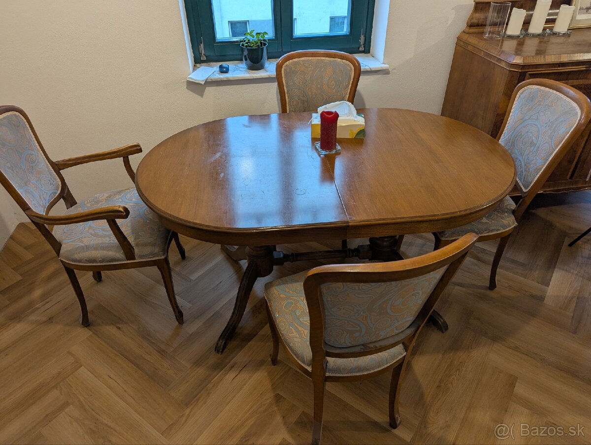 Jedálenský stôl so stoličkami