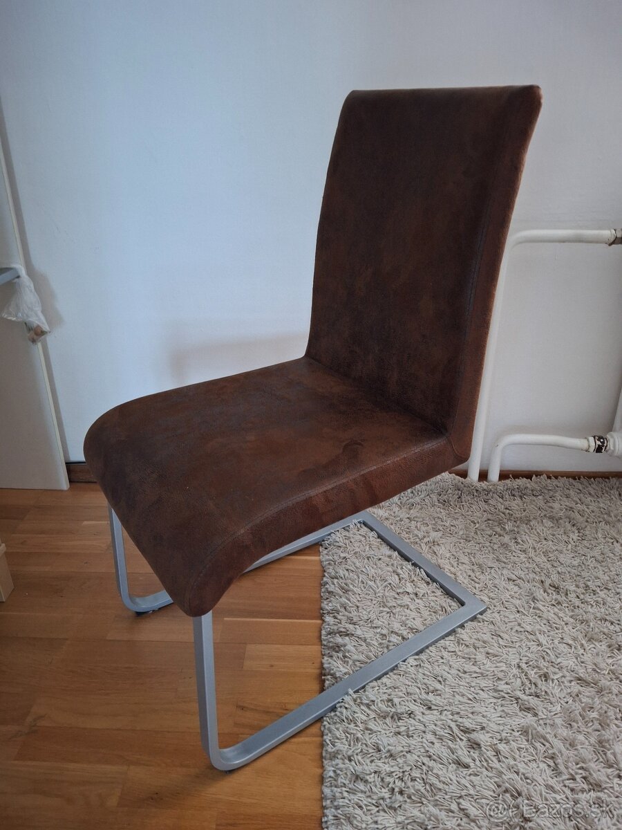 NOVE STOLICKY 39E.KUS