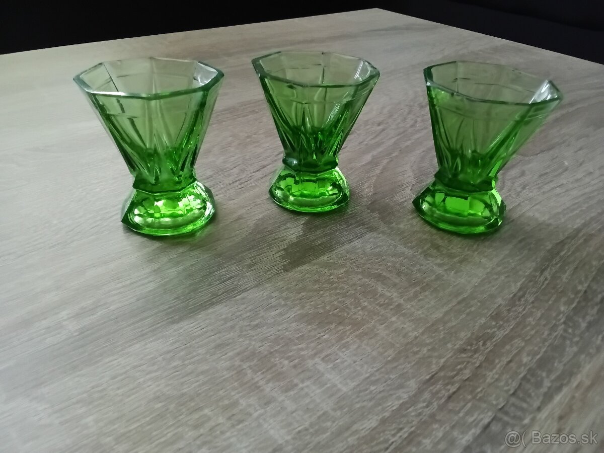 Retro štamperlíky zelenej farby.