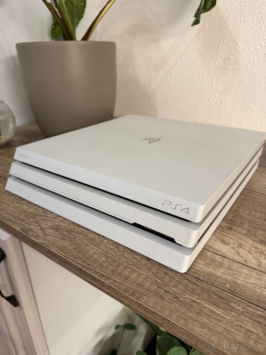 Playstation 4 Pro 1TB Glacial white