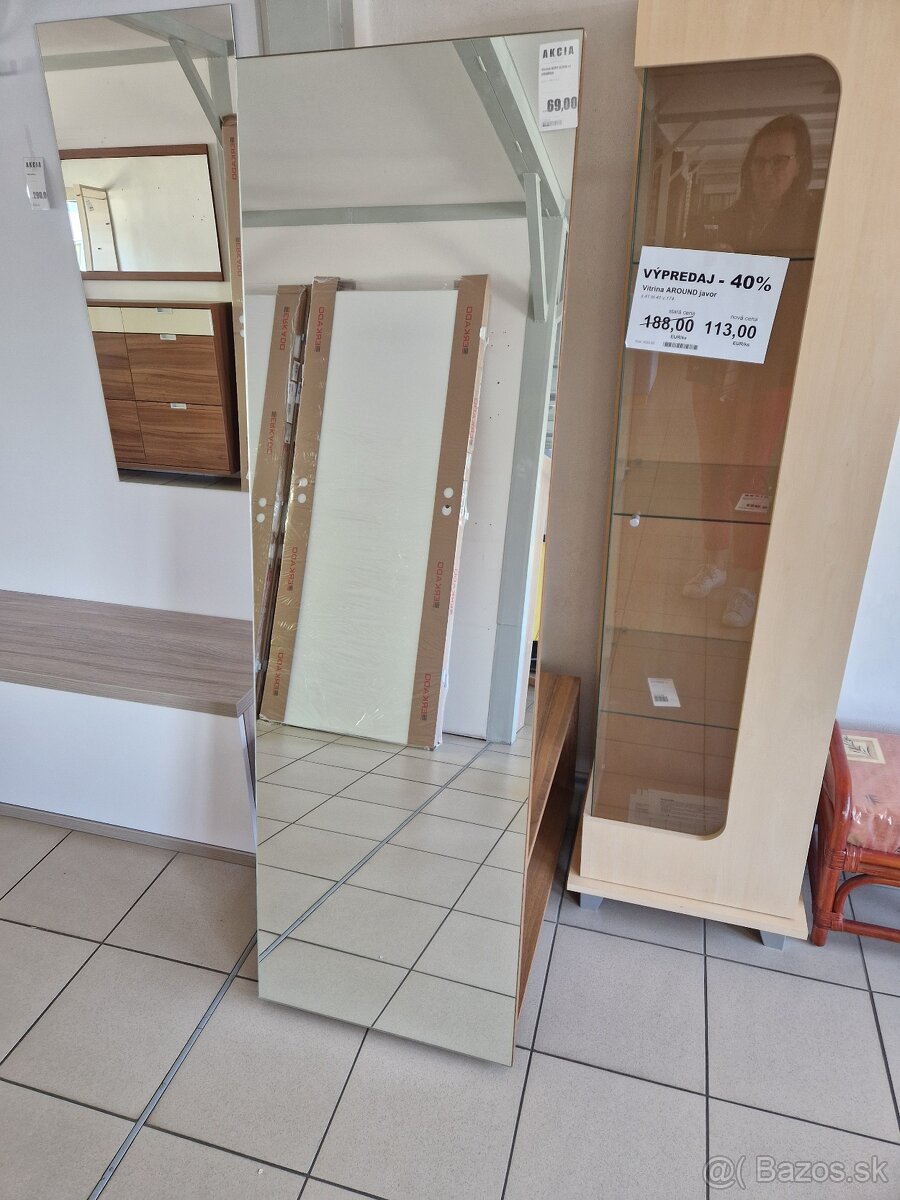 Vešiak so zrkadlom