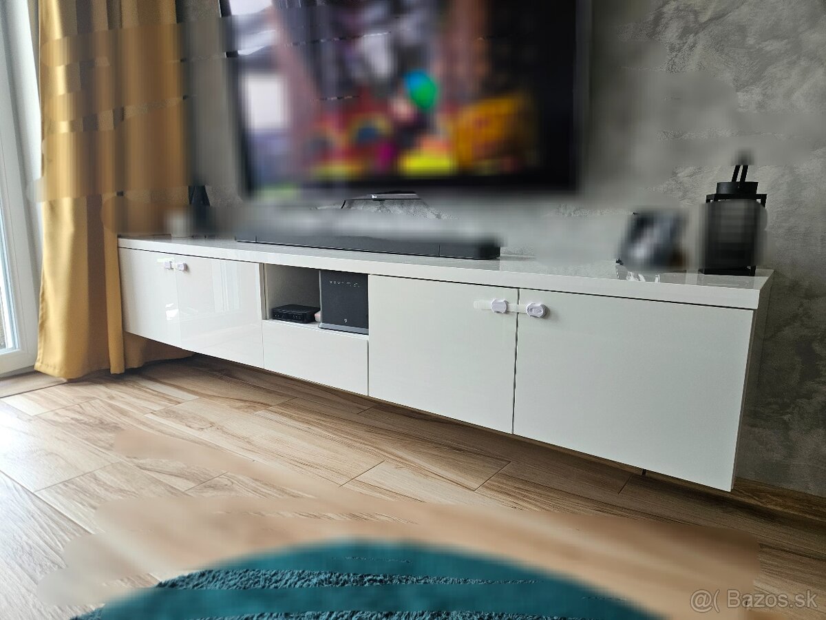 Predám masívnu TV skrinku 240x43x42cm