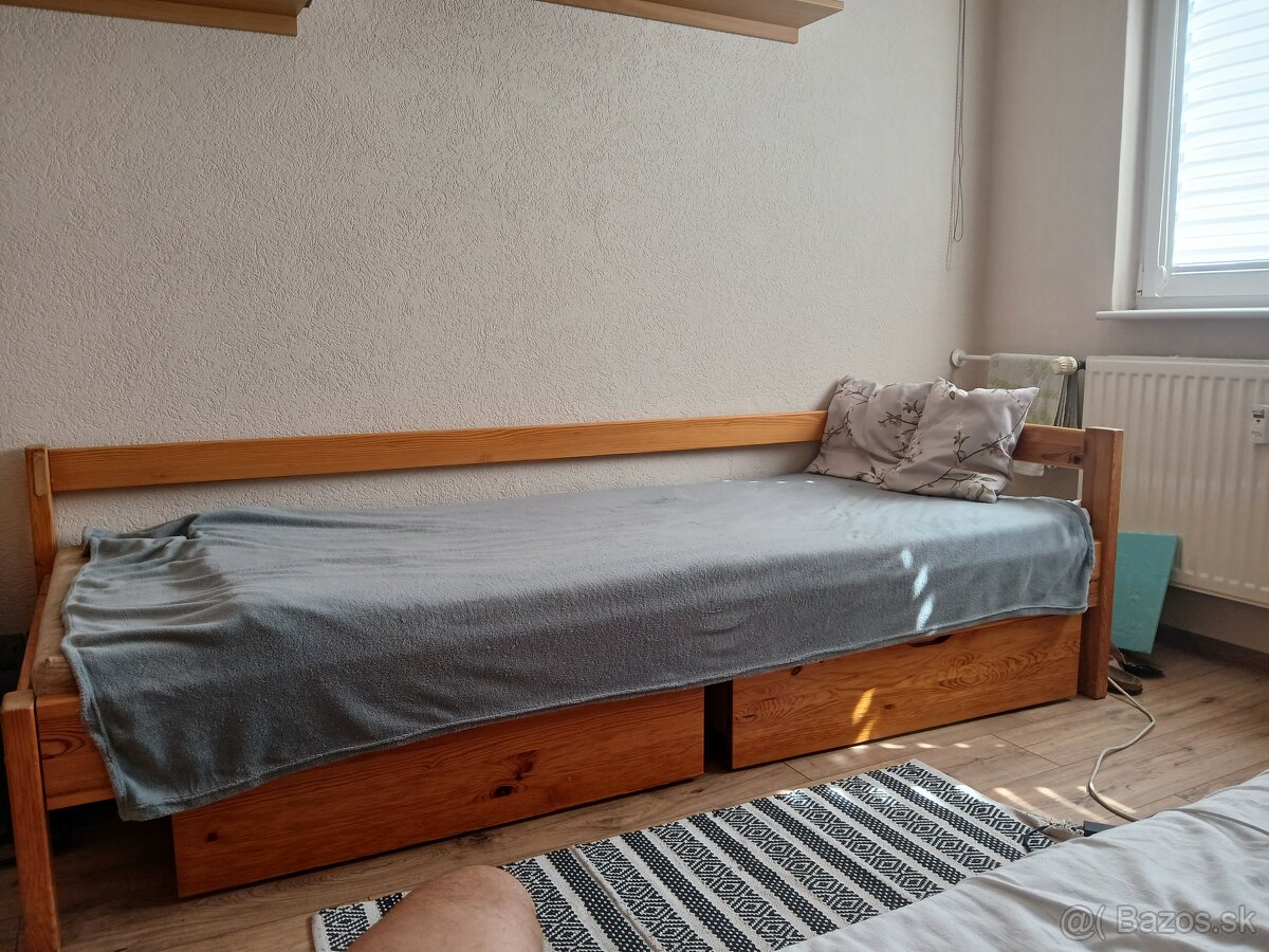 Posteľ s masívu