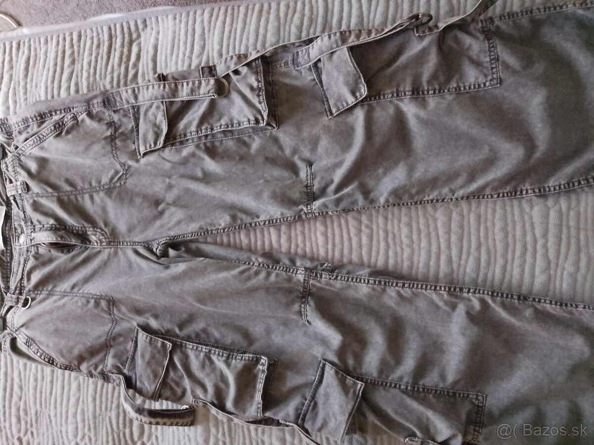 Široké kapsacove rifle bershka