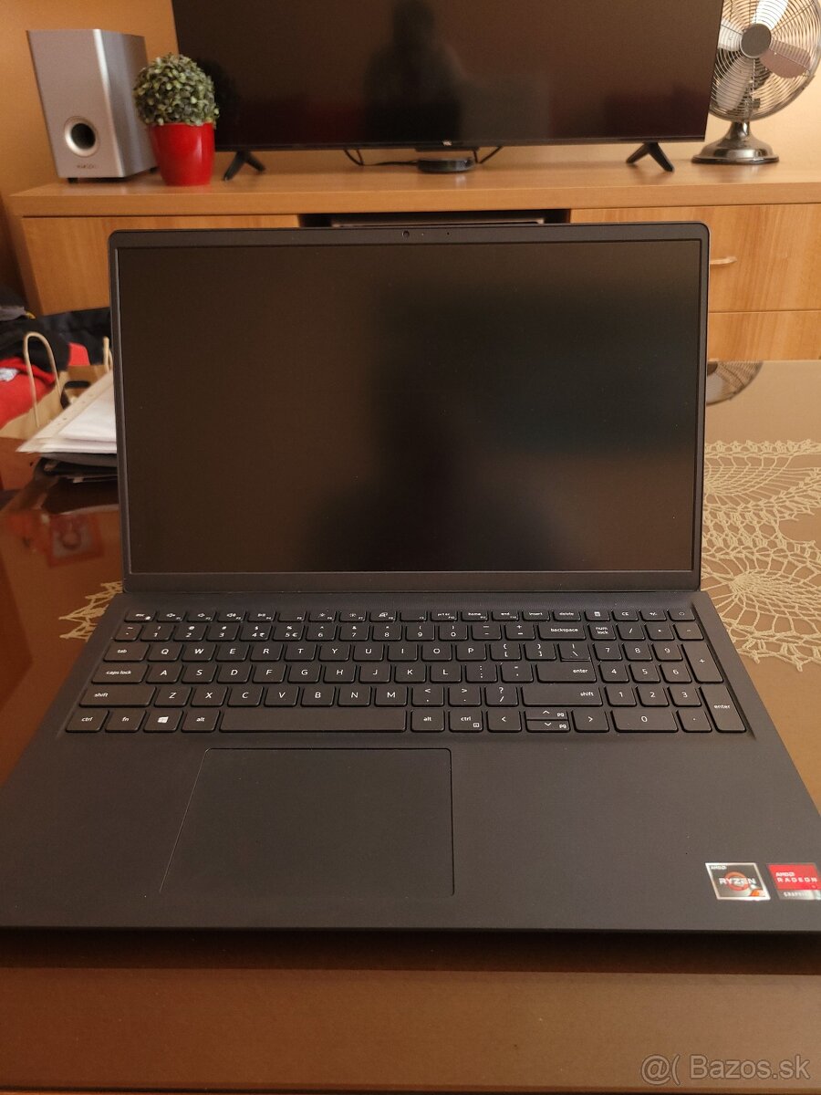 Dell Vostro 3515 - poškodený, no má nové diely