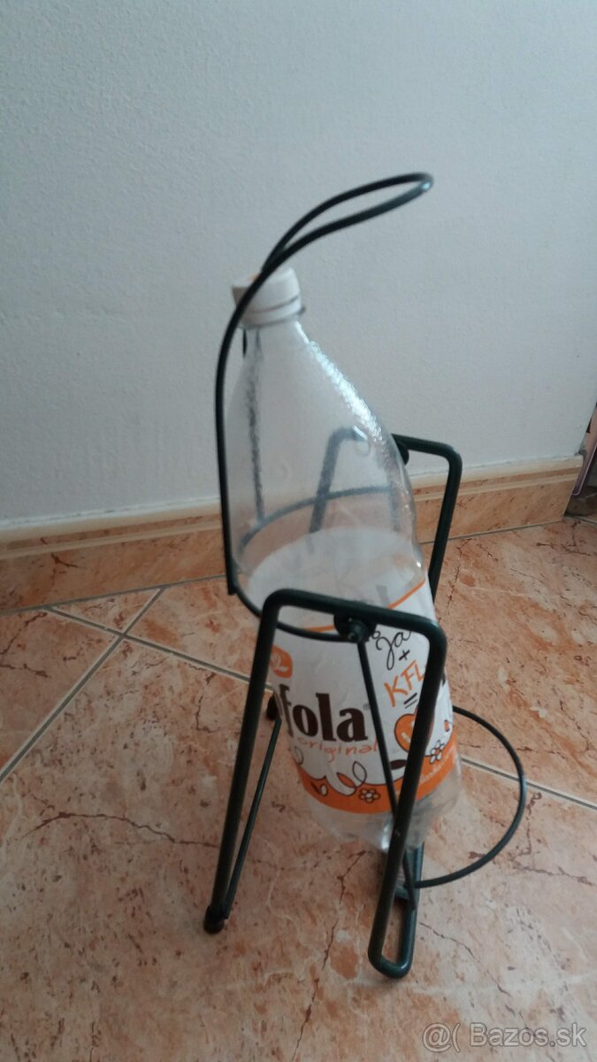 kovový stojan na veľké fľaše