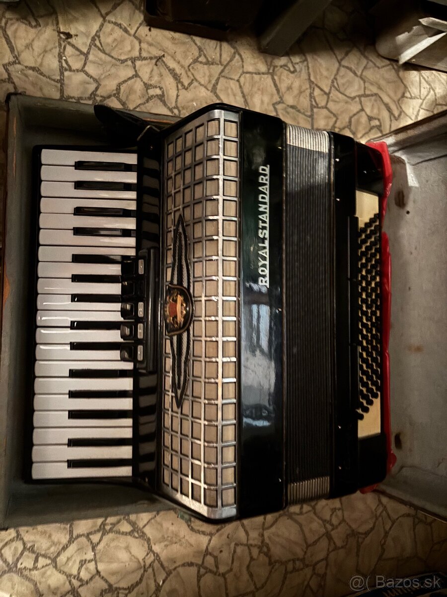 Na predaj akordeón Royal Standard a melodia