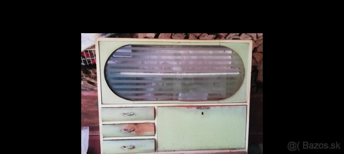 Predám starožitný kredenec