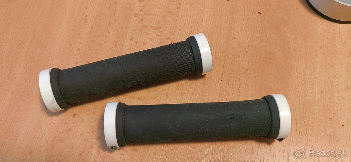 Gripy a pedále na bicykel