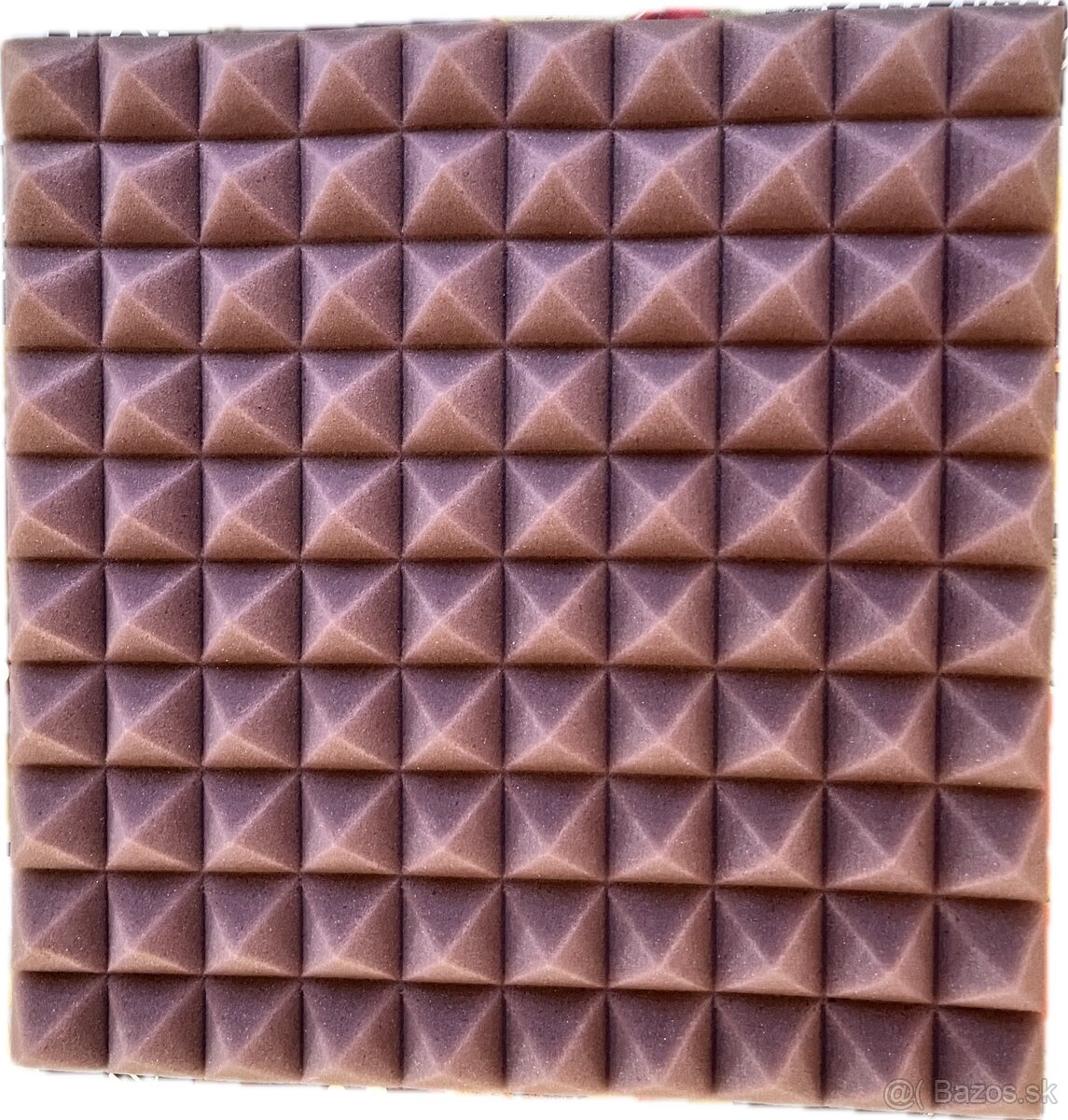 Fialová akustická pena pyramída